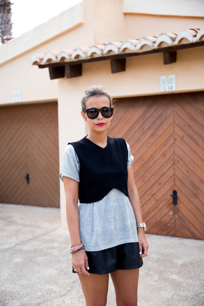 Summer_Layers-Leather_Shorts-Black_Crop_Top-Silver_Sandals-Street_style-Outfits-15